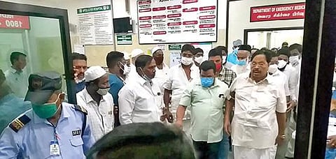 திமுக பொதுச் செயலாளர் துரைமுருகனுக்கு உடல் நலக்குறைவு ஏற்பட்டதால் மேல்விஷாரத்தில் உள்ள ஒரு தனியார் மருத்துவமனைக்கு அழைத்து செல்லப்பட்டார்.