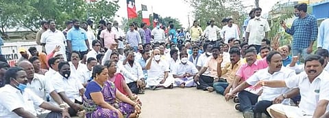 அய்யப்பன்தாங்கல்  நியாய விலைக் கடையொன்றில் அதிமுக பேனர்களை வைத்து அக்கட்சியினர் பொங்கல் பரிசுகளை விநியோகிப் பதை எதிர்த்து ஆலந்தூர் சட்டப்பேரவை உறுப்பினர் தா.மோ.அன்பரசன் தலைமையில் திமுகவினர் மறியலில் ஈடுபட்டனர்.