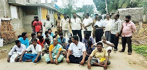 ஆம்பூர் - உமராபாத் சாலையில் மறியலில் ஈடுபட்ட பொதுமக்கள்.