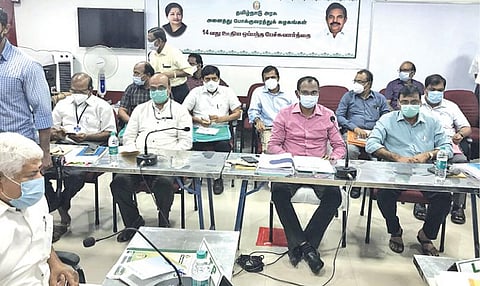 தமிழ்நாடு அரசு போக்குவரத்துக் கழகப் பணியாளர்களுக்கான 14-வது ஊதிய ஒப்பந்த குழு பேச்சுவார்த்தை போக்குவரத்து துறை செயலாளர் சி.சமயமூர்த்தி தலைமையில் சென்னை குரோம்பேட்டை மாநகர போக்குவரத்துக் கழக பயற்சி மைய வளாகத்தில் நேற்று நடைபெற்றது. இதில் 67 தொழிற்சங்க பிரதிநிதிகள் கலந்து கொண்டனர். படம்: எம்.முத்துகணேஷ்