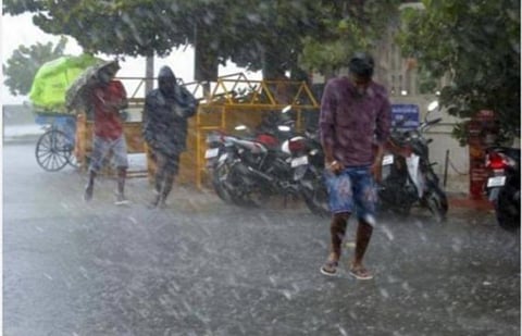 வளிமண்டல மேலடுக்குச் சுழற்சி; 8 மாவட்டங்களில் கனமழை வாய்ப்பு: வானிலை ஆய்வு மையம்