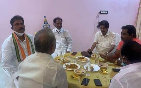 ஓய்வறையில் அமைச்சர் மல்லாடி கிருஷ்ணாராவுடன் உணவு சாப்பிட்ட அரசு கொறடா அனந்தராமன், எம்எல்ஏக்கள் ஜான்குமார், பாஜகவைச் சேர்ந்த சாமிநாதன், சங்கர்.