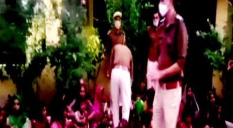 மீட்கப்பட்ட 38 பெண்கள் மற்றும் குழந்தைகளுடன் ராஜஸ்தான் காவல்துறை அதிகாரிகள் | படம்: ஏஎன்ஐ