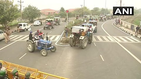 டெல்லி புராரி சாலையில் விவசாயிகள் சார்பில் டிராக்டர் பேரணி நடந்த காட்சி | படம்: ஏஎன்ஐ