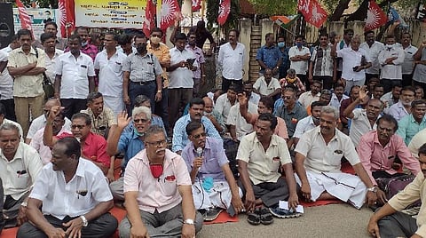 காத்திருப்புப் போராட்டத்தில் ஈடுபட்டுள்ள அரசுப் போக்குவரத்துக் கழக அனைத்து தொழிற்சங்கக் கூட்டமைப்பினர்.