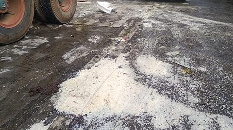 தட்டாஞ்சாவடி தொழிற்பேட்டையில் பரவி கிடக்கும் அரிசி.