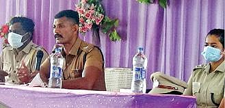 ராணிப்பேட்டையில் தனியார் திருமண மண்டபத் தில் நடைபெற்ற கூட்டத்தில் பேசும் மாவட்ட காவல் கண்காணிப்பாளர் மயில்வாகனன்.