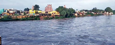 மணிமுக்தா அணையிலிருந்து 20 ஆயிரம் கன அடி தண்ணீர் திறந்துவிடப்படுவதால் நேற்று விருத்தாசலத்தில் இரு கரைகளையும் தொட்டபடி செல்லும் வெள்ள நீர்.