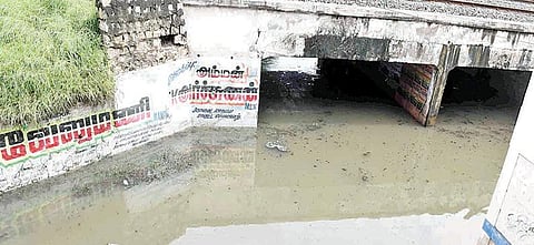 கோவையில் நேற்று முன்தினம் பெய்த கனமழையால் புரூக்பாண்ட் ரோடு ரயில்வே மேம்பாலத்துக்கு கீழ் தேங்கிய மழைநீர். (அடுத்தபடம்) கவுண்டம்பாளையத்தில் இடிந்து விழுந்த வீடு. படங்கள்: ஜெ.மனோகரன்