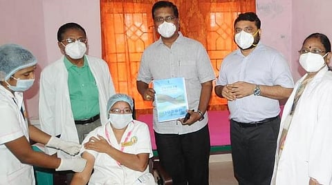 கடலூர் அரசு மருத்துவமனையில் தடுப்பூசி ஒத்திகைக்கு முன்பதிவு செய்த செவிலியருக்கு தடுப்பூசி போடப்படுகிறது.
