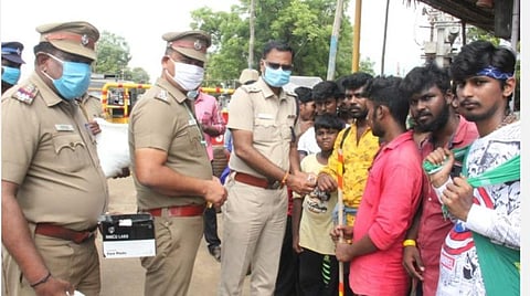 தூத்துக்குடி மாவட்டம் செய்துங்கநல்லூர் சோதனைச் சாவடியில் பாத யாத்திரை பக்தர்களின் உடலில் ஒளிரும் ஸ்டிக்கர்களை எஸ்.பி. எஸ்.ஜெயக்குமார் ஒட்டினார்.