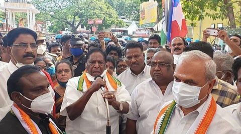 போராட்டத்தில் பேசும் முதல்வர் நாராயணசாமி. | படம்: எம்.சாம்ராஜ்.