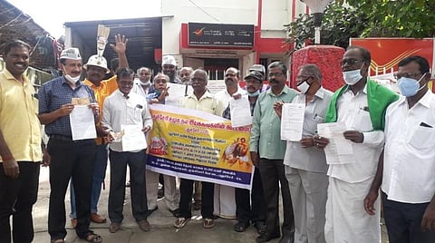 நூதனப் போராட்டம் நடத்திய சமூக அமைப்பினர்.