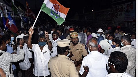 காங்கிரஸ் கூட்டணிக் கட்சியினருக்கும், துணை ராணுவப் படையினருக்கும் ஏற்பட்ட வாக்குவாதத்தை அடுத்து, அதைத் தடுத்த போலீஸார் | படம் எம். சாம்ராஜ்.    