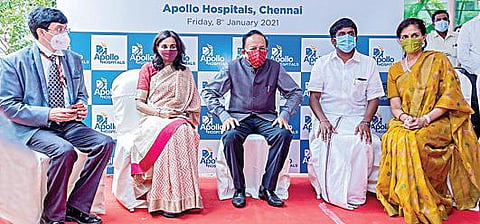 சென்னை அப்போலோ மருத்துவமனையின் தடுப்பூசி மையத்தில் நடைபெற்ற கரோனா தொற்று தடுப்பூசி ஒத்திகையை மத்திய சுகாதாரத் துறை அமைச்சர் ஹர்ஷ்வர்தன் பார்வையிட்டார். அப்போது தமிழக சுகாதாரத் துறை அமைச்சர் சி.விஜயபாஸ்கர், செயலாளர் ஜெ.ராதாகிருஷ்ணன், அப்போலோ மருத்துவமனைகள் குழுமத்தின் துணைத் தலைவர் ப்ரீதா ரெட்டி, நிர்வாக இயக்குநர் சுனிதா ரெட்டி ஆகியோர் உடன் இருந்தனர்.