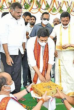 கோயில்களை மீண்டும் கட்ட நேற்று ஆந்திர முதல்வர் ஜெகன் மோகன் ரெட்டி அடிக்கல் நாட்டினார்.