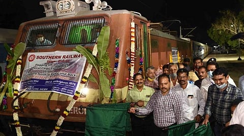 கோவையில் இருந்து ராஜ்கோட்டுக்குச் சரக்கு ரயில் சேவையைத் தொடங்கி வைத்த சேலம் ரயில்வே கோட்ட மேலாளர் ஏ.ஜி.சீனிவாஸ் | படம்: ஜெ.மனோகரன்.  