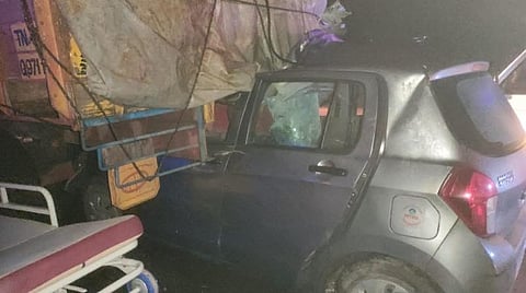 பழுதாகி நின்ற லாரி மீது  மோதி விபத்துக்குள்ளான கார்.