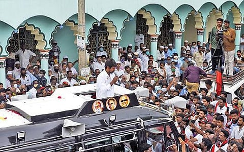 விழுப்புரம் மாவட்டம் வானூர் ஓன்றியம் கோட்டக்குப்பத்தில் மசூதி முன்பு திரண்டிருந்த கூட்டத்தில் பேசுகிறார் திமுக இளைஞரணி தலைவர் உதயநிதிஸ்டாலின்.  படம்: எம்.சாம்ராஜ்