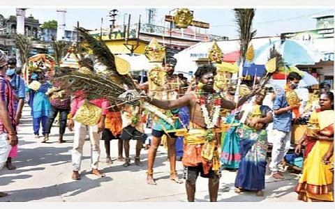 தைப்பூசவிழாவை முன்னிட்டு பழநி கோயிலுக்கு அலகு குத்தி கிரிவீதிகளில் வலம் வந்த பக்தர்.