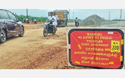 திண்டுக்கல்-குமுளி சாலை விரிவாக்கப் பணி உத்தமபாளையத்தில் நடைபெற்று வருகிறது. பணி முடிவடையாத நிலையில் நெடுஞ்சாலைத்துறையினரின் எச்சரிக்கையை மீறி இச்சாலையில் உள்ளூர் வாகனங்கள் சென்று வருகின்றன.