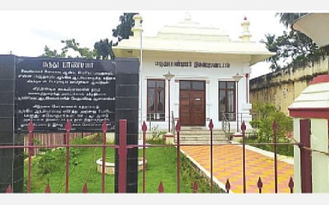 திருப்பத்தூரில் உள்ள மருதுபாண்டியர் நினைவு மண்டபம். (கோப்பு படம்)