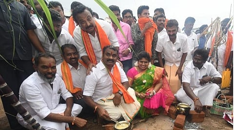 மதுரை திருப்பாலையில் பாஜக நடத்திய பொங்கல் விழாவில் எல்.முருகன் பொங்கல் வைத்தார். | படம்: ஆர்.அசோக்