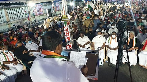 கிரண்பேடிக்கு எதிரான தர்ணா போராட்டம் தற்காலிக ஒத்திவைப்பு; பல கட்டப் போராட்டம்: நாராயணசாமி அறிவிப்பு