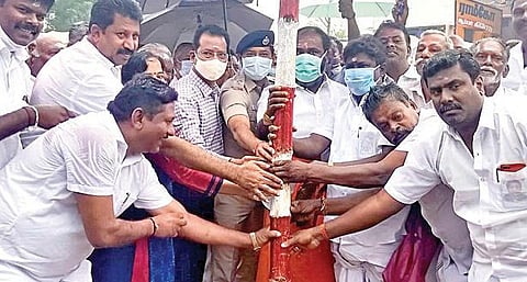 அலங்காநல்லூரில் ஜல்லிக்கட்டு விழாவுக்கான முகூர்த்தக் கால் நடும் விழாவில் பங்கேற்ற அமைச்சர் ஆர்.பி. உதயகுமார் உள்ளிட்டோர்.