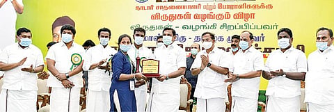 தமிழ்நாடு நாடார் சங்கம் சார்பில் சென்னை மாங்காட்டில் நேற்று நடைபெற்ற விழாவில், சாதனையாளர்களுக்கு முதல்வர் பழனிசாமி விருதுகளை வழங்கினார். விழாவில் அமைச்சர்கள், எம்எல்ஏக்கள் பங்கேற்றனர்.