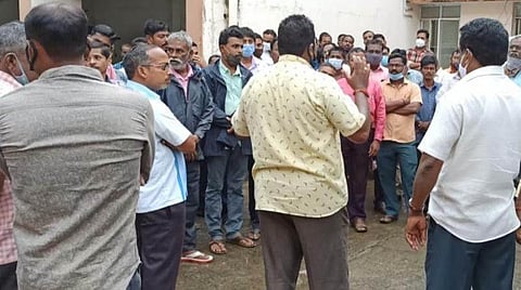 காரைக்காலில் உள்ள மின்துறை தலைமை அலுவலகம் முன்பு தர்ணாவில் ஈடுபட்டுள்ள மின்துறை ஊழியர்கள்.