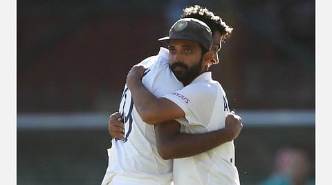 சிட்னியில் நடந்த 3-வது டெஸ்ட்டில் டிரா செய்ய உதவிய அஸ்வினைக் கட்டித் தழுவிப் பாராட்டிய கேப்டன் ரஹானே: படம் உதவி | ட்விட்டர்.