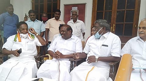 சட்டப்பேரவை வராண்டாவில் போராட்டம் நடத்தும் அமைச்சர் கந்தசாமியை இன்று சந்தித்துப் பேசிய முதல்வர் நாராயணசாமி.