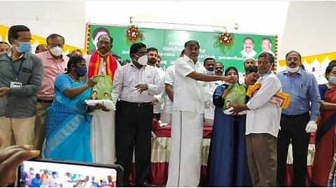 திருப்பத்தூர் மாவட்டத்தில் கட்டுமானத் தொழிலாளர்களுக்குப் பொங்கல் பரிசுத் தொகுப்பு வழங்கும் திட்டத்தை அமைச்சர் கே.சி.வீரமணி, தொழிலாளர் நலத்துறை அமைச்சர் நிலோஃபர் கபீல் ஆகியோர் தொடங்கி வைத்தனர். 