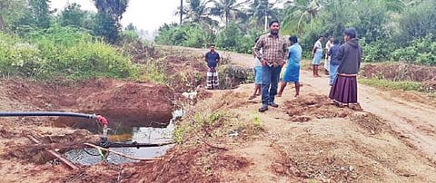 தருமபுரி மாவட்டம் அரூர் வட்டம் கொளகம்பட்டி ஊராட்சியில் கிராம மக்கள் முயற்சியில் ஏரிக்கு மோட்டார் மூலம் தண்ணீர் அனுப்பப்படுகிறது.