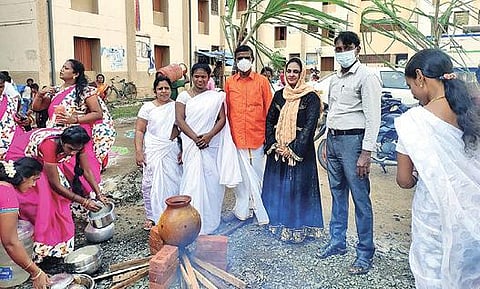 தமிழ்நாடு குடிசை மாற்று வாரியம் மற்றும் சென்னை ஆறுகள் சீரமைப்பு அறக்கட்டளை சார்பில் பெரும்பாக்கம் குடிசை மாற்று வாரிய குடியிருப்பில் நடை பெற்ற சுகாதார பொங்கல் விழாவில் மத பேதமின்றி  பொங்கலிட்ட பொதுமக்கள்.