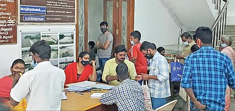 வேகவதி ஆற்றின் கரையில் வசிப்பவர்களுக்கு மாற்றாக கீழ்கதிர்பூரில் வீடு ஒதுக்கும் பணியில் ஈடுபட்டுள்ள பொதுப்பணித் துறை அதிகாரிகள்.
