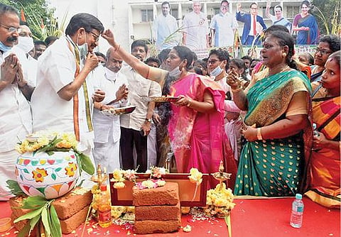 தமிழ்நாடு காங்கிரஸ் சார்பில் மாநில தலைவர் கே.எஸ்.அழகிரி தலைமையில் பொங்கல்  விழா சென்னை சத்தியமூர்த்தி பவனில் நேற்று கொண்டாடப்பட்டது. மகிளா காங்கிரஸ் நிர்வாகிகள், கட்சித் தொண்டர்கள் கலந்து கொண்டனர். படம்: ம.பிரபு