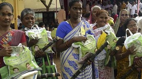 அரிசி குடும்ப அட்டைதாரர்களுக்கு வழங்கப்படும் ரூ,2,500 ரொக்கம், பொங்கல் தொகுப்பை ஜன. 25-ம் தேதி வரை பெறலாம்: உணவுப் பொருள் வழங்கல் ஆணையர் அறிவிப்பு