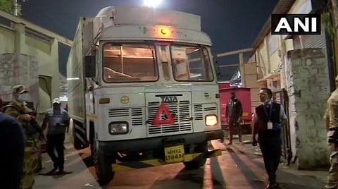 புனே சீரம் மருந்து நிறுவனத்திலிருந்து இன்று அதிகாலை புறப்பட்ட கோவிஷீல்ட் மருந்து லோடுகள்: படம் | ஏஎன்ஐ.