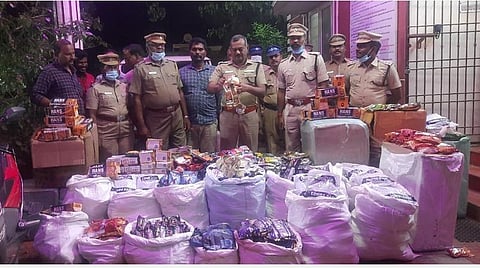 பறிமுதல் செய்யப்பட்ட ஸ்கூட்டி, கார் மற்றும்  புகையிலைப் பொருட்களுடன் எஸ்.பி. ராதாகிருஷ்ணன் மற்றும் போலீஸார்.
