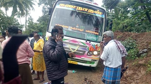 விபத்துக்குள்ளான பேருந்து.