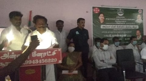 திடீர் மின்தடை: டார்ச் வெளிச்சத்தில் பேசிய அமைச்சர் ஜி.பாஸ்கரன்
