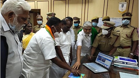 புதுச்சேரி தீயணைப்புத் துறைக்கான இணையதளத்தை முதல்வர் நாராயணசாமி தொடங்கி வைத்தார். 