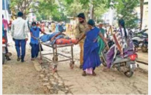 மருத்துவமனையில் பழுதடைந்த சாலையில் நோயாளிகளை ஸ்ட்ரெச்சரில் அழைத்துச் செல்ல சிரமப்படும் மருத்துவ ஊழியர்