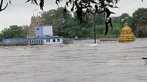 நெல்லை தாமிரபரணி கரையோர தாழ்வானப் பகுதிகளில் வெள்ளம்: மீட்புப் பணிகள் துரிதம்