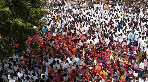 சிவகங்கை அரண்மனைவாசலில் உதயநிதி ஸ்டாலினைக் கண்டித்து அதிமுக சார்பில் ஆர்ப்பாட்டம் நடந்தது.