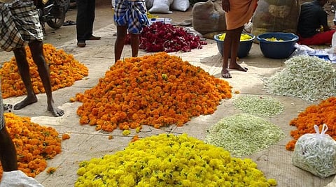 தோவாளை மலர் சந்தையில் பொங்கலை முன்னிட்டு பூக்கள் விலை உயர்வு: மல்லிகை கிலோ ரூ.2500க்கு விற்பனை 