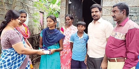 பெரம்பலூர் மாவட்டம் எளம்பலூர் அரசு மேல்நிலைப் பள்ளியில் பயிலும் 10-ம் வகுப்பு மாணவியின் வீட்டுக்குச் சென்று முகக் கவசம் மற்றும் இனிப்புகள் வழங்கி, பள்ளிகளுக்கு பாதுகாப்பாக வர அழைப்பு விடுக்கும்  அப்பள்ளியின் ஆசிரியர்கள் பைரவி, செல்வராஜ், சுரேஷ்.
