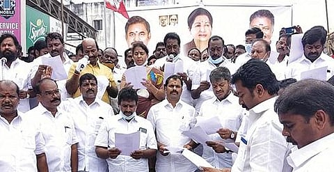 ஸ்ரீபெரும்புதூரில் ஸ்டாலின், உதயநிதியை கண்டித்து அதிமுக சார்பில் கண்டன ஆர்ப்பாட்டம் நடைபெற்றது.